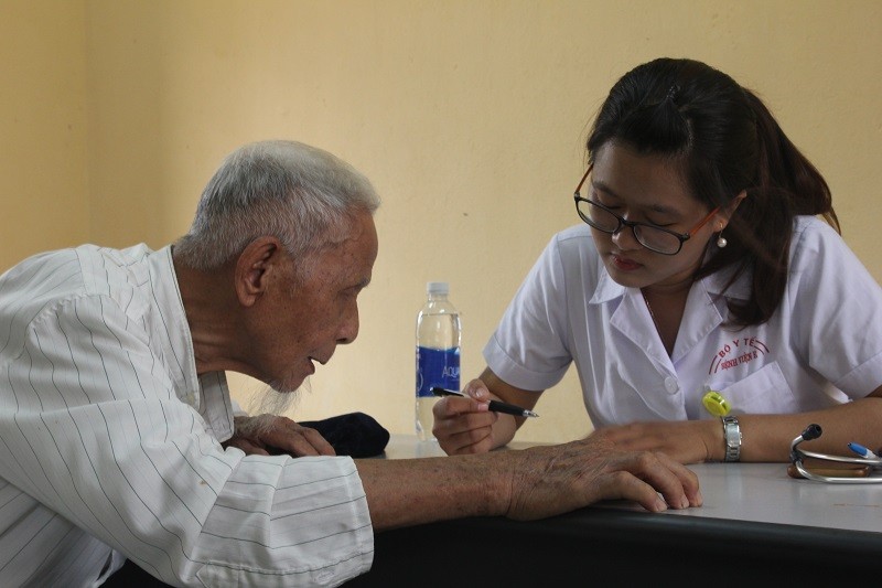 Tư vấn sức khỏe cho người cao tuổi. Ảnh: Quỳnh Phạm Tư vấn sức khỏe cho người cao tuổi. Ảnh: Quỳnh Phạm