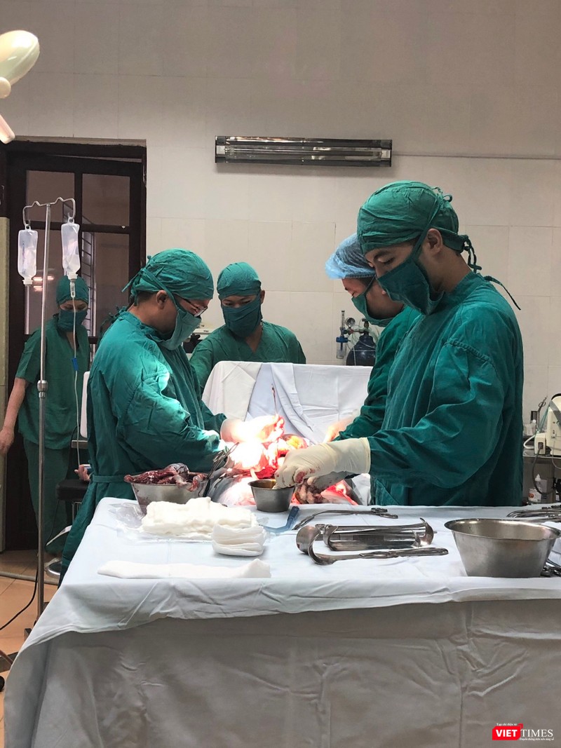 Bác sĩ Phan Mạnh Tiến và các đồng nghiệp ở Bệnh viện Thạch Thất đã có nhiều ca mổ cứu sống trẻ sơ sinh trong gang tấc Các bác sĩ BV Thạch Thất đã có nhiều ca mổ cứu sống trẻ sơ sinh trong gang tấc