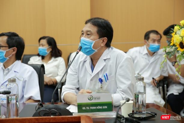 GS.TS. Trịnh Hồng Sơn đang tư vấn cho một bệnh nhân đặc biệt GS.TS. Trịnh Hồng Sơn đang tư vấn cho một bệnh nhân đặc biệt