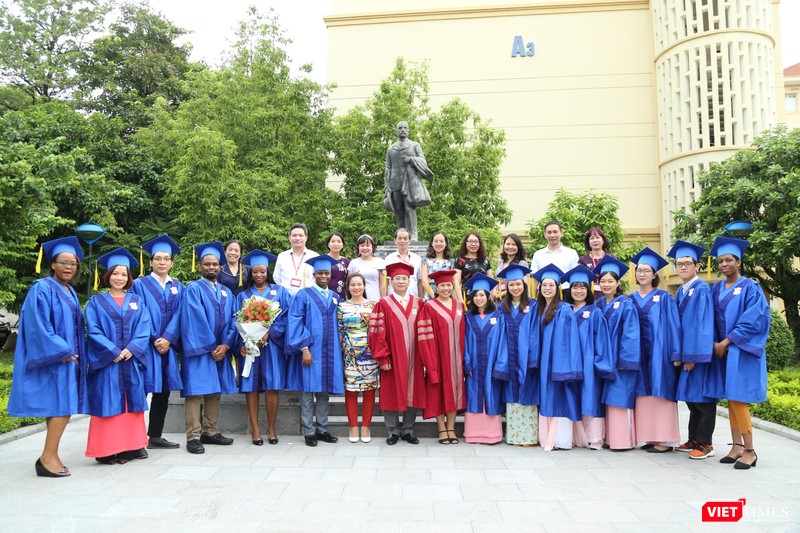 Trước lúc các tân thạc sĩ quốc tế lên máy bay về nước Trước lúc các tân thạc sĩ quốc tế lên máy bay về nước