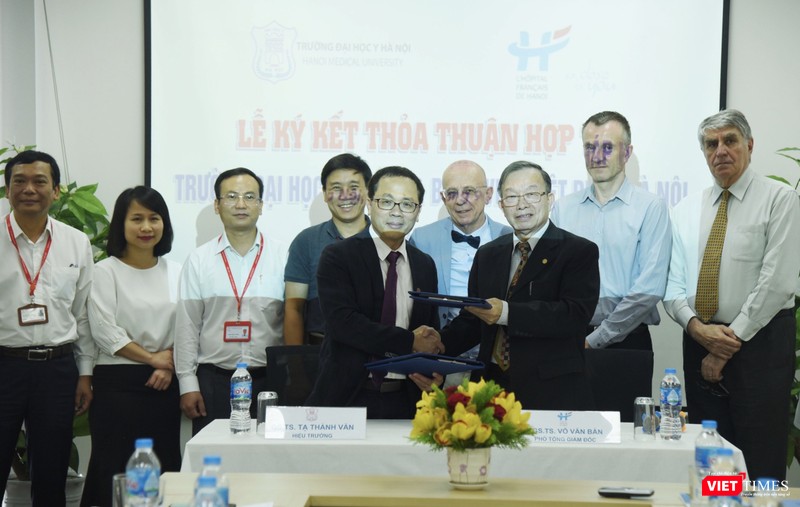 Trường Đại học Y Hà Nội và Bệnh viện Việt Pháp Hà Nội ký kết thỏa thuận hợp tác toàn diện Trường Đại học Y Hà Nội và Bệnh viện Việt Pháp Hà Nội ký kết thỏa thuận hợp tác toàn diện
