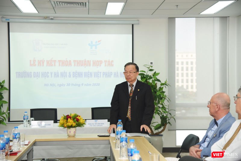 PGS. TS. Võ Văn Bản - Phó Tổng Giám đốc Bệnh viện Việt Pháp Hà Nội - đánh giá cao sự hợp tác, hỗ trợ của Trường Đại học Y Hà Nội với Bệnh viện Việt Pháp Hà Nội từ khi Bệnh viện thành lập đến nay và PGS. TS. Võ Văn Bản – Phó Tổng Giám đốc Bệnh viện Việt Pháp Hà Nội  - đánh giá cao sự hợp tác, hỗ trợ của Trường Đại học Y Hà Nội với Bệnh viện Việt Pháp Hà Nội từ khi Bệnh viện thành lập đến nay