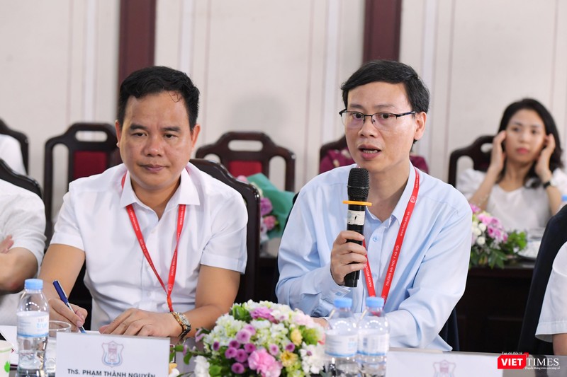 PGS.TS. Trần Huy Thịnh - Trưởng nhóm nghiên cứu dự án “Phát triển chip sàng lọc và mô hình dự báo nguy cơ gây bệnh dựa trên hệ gen người Việt” - phát biểu tại buổi tọa đàm PGS.TS. Trần Huy Thịnh - Trưởng nhóm nghiên cứu của Dự án “Phát triển Chip sàng lọc và mô hình dự báo nguy cơ gây bệnh dựa trên hệ gen người Việt” phát biểu tại buổi tọa đàm