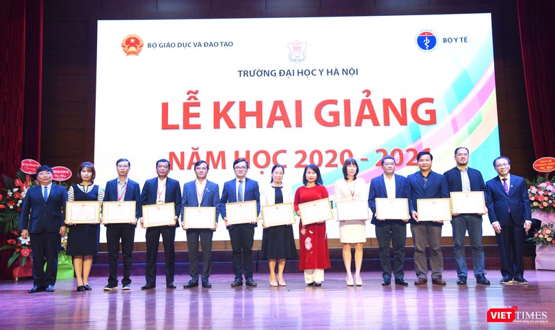 Trao Bằng khen của Bộ Y tế cho các thầy, cô giáo có thành tích xuất sắc. Trao Bằng khen của Bộ Y tế cho các thầy, cô giáo có thành tích xuất sắc.