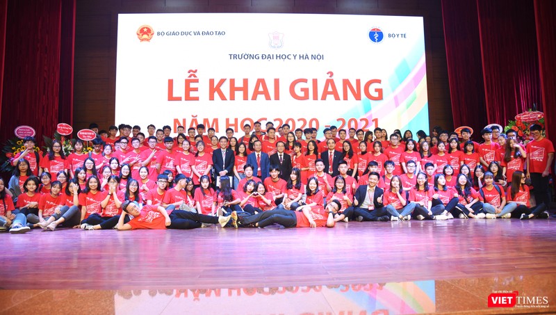 Thầy và trò Trường Đại học Y Hà Nội tưng bừng trong ngày khai giảng năm học mới Thầy và trò Trường Đại học Y Hà Nội tưng bừng trong ngày khai giảng năm học mới