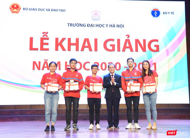 Hiệu trưởng Trường Đại học Y Hà Nội tặng giấy khen và phần thưởng cho các sinh viên đạt thành tích xuất sắc Hiệu trưởng Trường Đại học Y Hà Nội tặng giấy khen và phần thưởng cho các sinh viên đạt thành tích xuất sắc