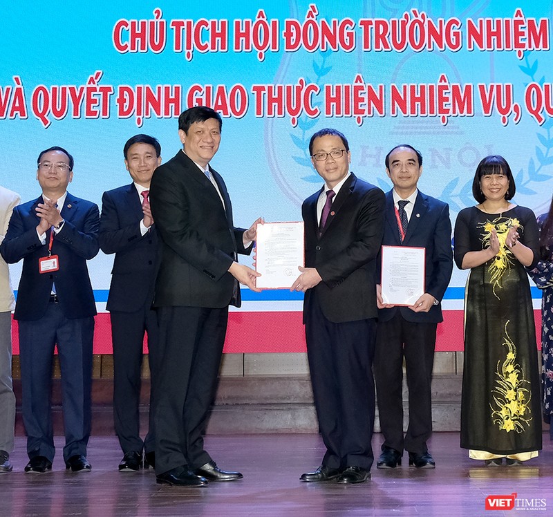 Q. Bộ trưởng Bộ Y tế Nguyễn Thanh Long trao quyết định Chủ tịch Hội đồng trường Trường Đại học Y Hà Nội cho GS.TS. Tạ Thành Văn