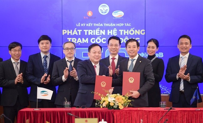 Tập đoàn Công nghiệp – Viễn thông Quân đội (Viettel) và Tập đoàn Vingroup đã ký thỏa thuận hợp tác phát triển thêm phiên bản khối cao tần cho trạm thu phát sóng 5G, trước sự chứng kiến của Bộ trưởng Nguyễn Mạnh Hùng.