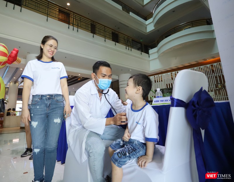 Kiểm tra sức khoẻ cho các khách tham gia chương trình