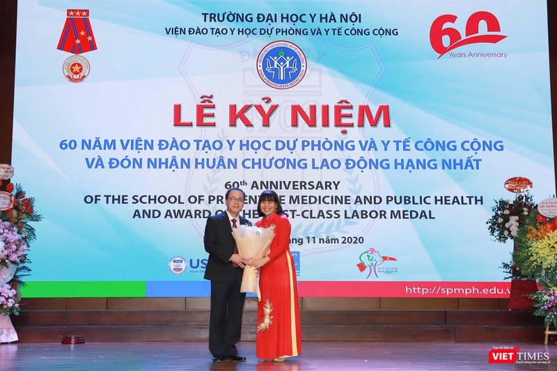 GS.TS. Tạ Thành Văn - Văn – Bí thư Đảng ủy, Chủ tịch Hội đồng Trường Đại học Y Hà Nội -chúc mừng GS.TS. Lê Thị Hương - Viện trưởng Viện đào tạo YHDP&YTCC GS.TS. Tạ Thành Văn - Văn – Bí thư Đảng ủy, Chủ tịch Hội đồng Trường Đại học Y Hà Nội -chúc mừng GS.TS. Lê Thị Hương - Viện trưởng Viện đào tạo YHDP&YTCC