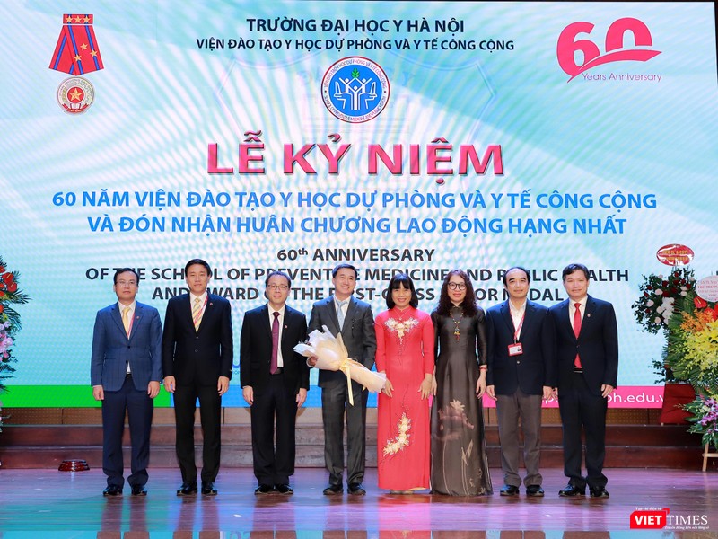 Lãnh đạo Bộ Y tế và Ban Giám hiệu Trường Đại học Y Hà Nội chúc mừng tập thể Viện đào tạo YHDP và YTCC Lãnh đạo Bộ Y tế và Ban Giám hiệu Trường Đại học Y Hà Nội chúc mừng tập thể Viện đào tạo YHDP và YTCC