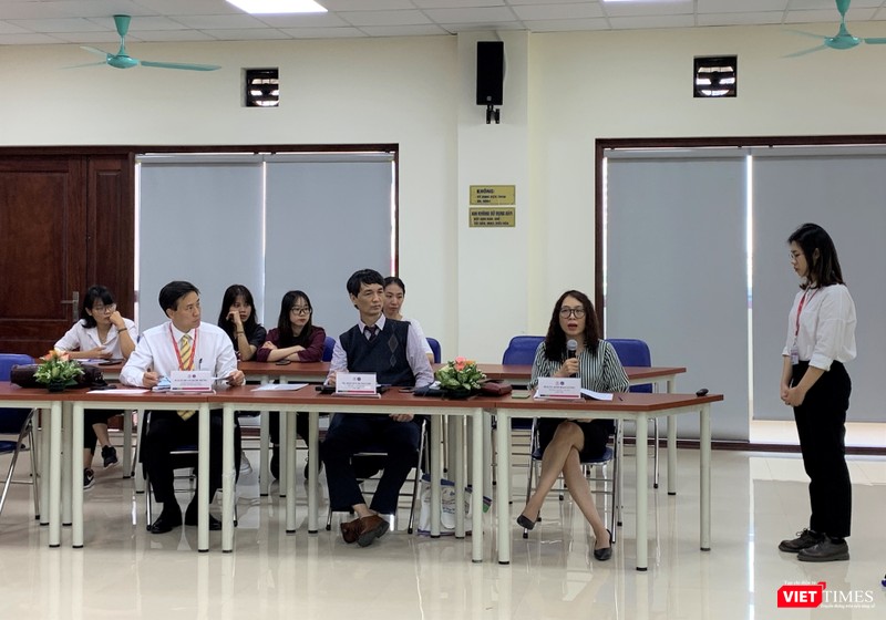 PGS.TS. Đoàn Quốc Hưng, Bs. Nguyễn Tuấn Lâm và PGS.TS. Kim Bảo Giang chủ trì hội thảo