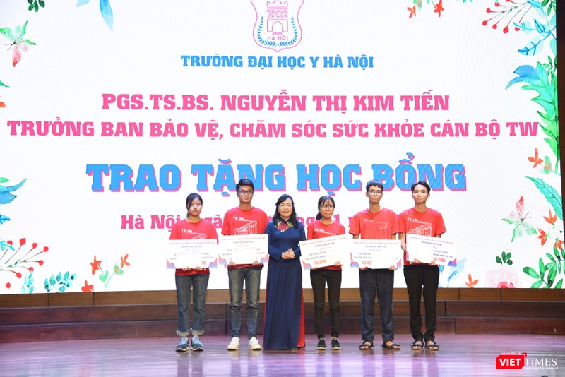 PGS.TS. Nguyễn Thị Kim Tiến tặng học bổng cá nhân cho các sinh viên nghèo vượt khó, trị giá 15 triệu đồng/suất. PGS.TS. Nguyễn Thị Kim Tiến tặng học bổng cá nhân cho các sinh viên nghèo vượt khó, trị giá 15 triệu đồng/suất.