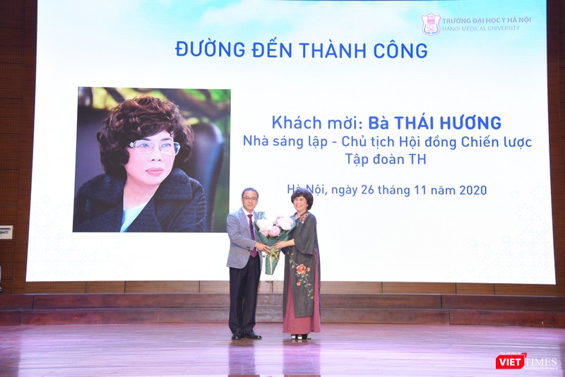 Bà Thái Hương: Tôi tìm mua bằng được bó hoa mẫu đơn này để tặng GS.TS. Tạ Thành Văn, với lời chúc và mong muốn “thầy thuốc như mẹ hiền” Bà Thái Hương: Tôi tìm mua bằng được bó hoa mẫu đơn này để tặng GS.TS. Tạ Thành Văn, với lời chúc và mong muốn “thầy thuốc như mẹ hiền”