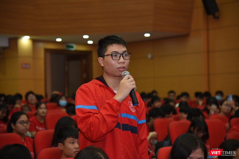 Các sinh viên giao lưu với bà Thái Hương và PGS.TS. Nguyễn Thị Kim Tiến Các sinh viên giao lưu với bà Thái Hương và PGS.TS. Nguyễn Thị Kim Tiến