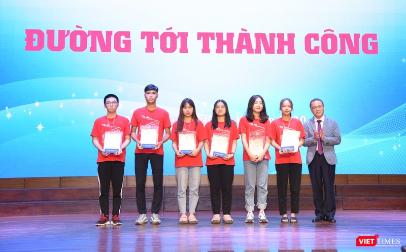 GS.TS. Tạ Thành Văn - Bí thư Đảng ủy, Chủ tịch Hội đồng Trường Đại học Y Hà Nội - trao quà cho 6 sinh viên đỗ thủ khoa năm học 2020 -2021.