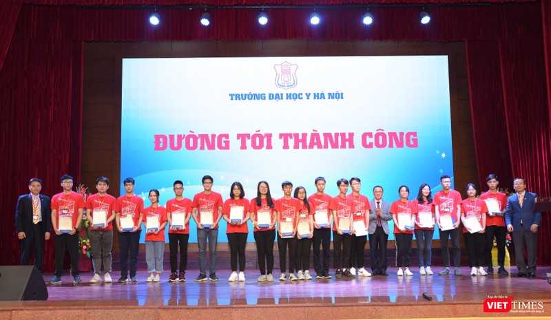 Lãnh đạo Trường Đại học Y Hà Nội tặng quà 34 tân sinh viên vừa được tuyển thẳng vào trường. Lãnh đạo Trường Đại học Y Hà Nội tặng quà 34 tân sinh viên vừa được tuyển thẳng vào trường.