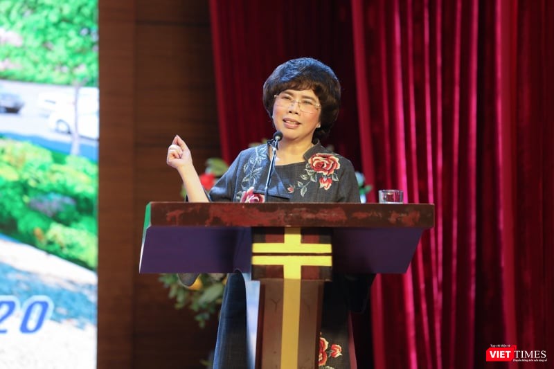 Bà Thái Hương giao lưu với các sinh viên Bà Thái Hương giao lưu với các sinh viên