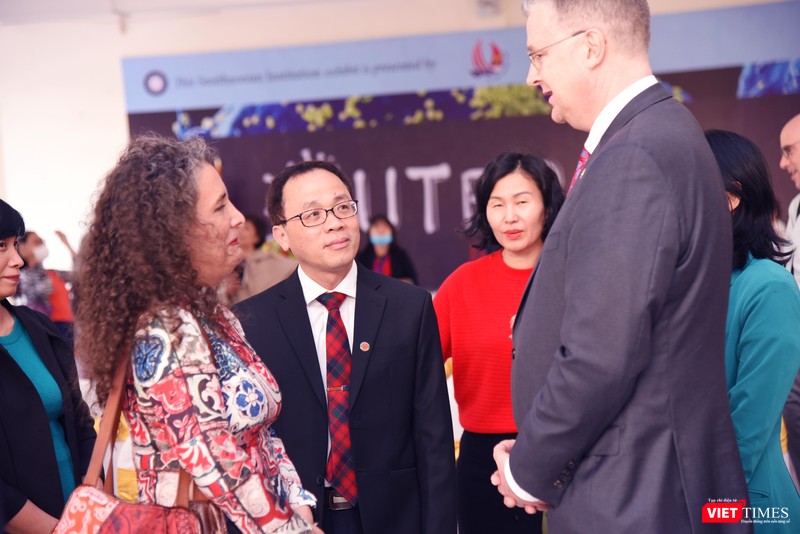 GS. TS. Tạ Thành Văn – Bí thư Đảng ủy, Chủ tịch Hội đồng Trường Đại học Y Hà Nội (người đứng giữa) - trao đổi với các thành viên Đại sứ quán Hoa Kỳ GS. TS. Tạ Thành Văn – Bí thư Đảng ủy, Chủ tịch Hội đồng Trường Đại học Y Hà Nội (người đứng giữa) - trao đổi với các thành viên Đại sứ quán Hoa Kỳ