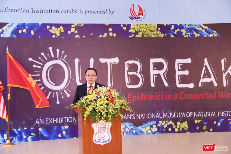 GS. TS. Tạ Thành Văn – Bí thư Đảng ủy, Chủ tịch Hội đồng Trường Đại học Y Hà Nội -phát biểu khai mạc triển lãm GS. TS. Tạ Thành Văn – Bí thư Đảng ủy, Chủ tịch Hội đồng Trường Đại học Y Hà Nội -phát biểu khai mạc triển lãm