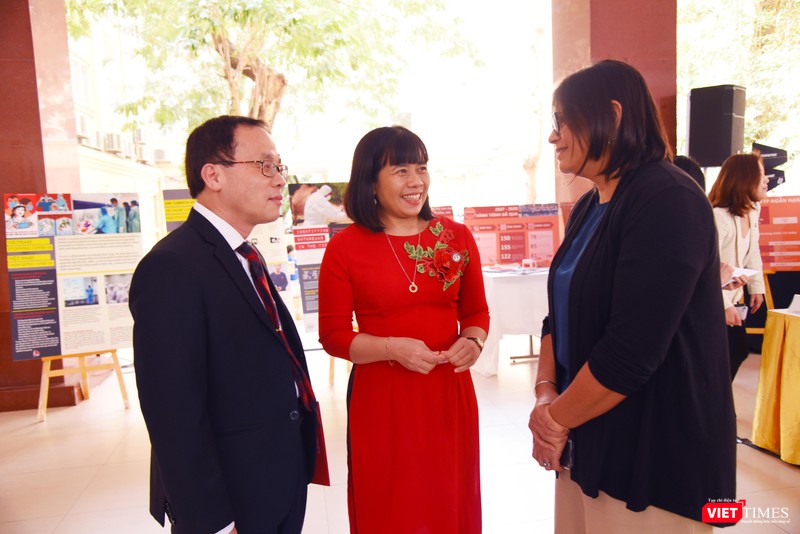 Các đại biểu trao đổi các hoạt động hợp tác y tế bên lề triển lãm Các đại biểu trao đổi các hoạt động hợp tác y tế bên lề triển lãm