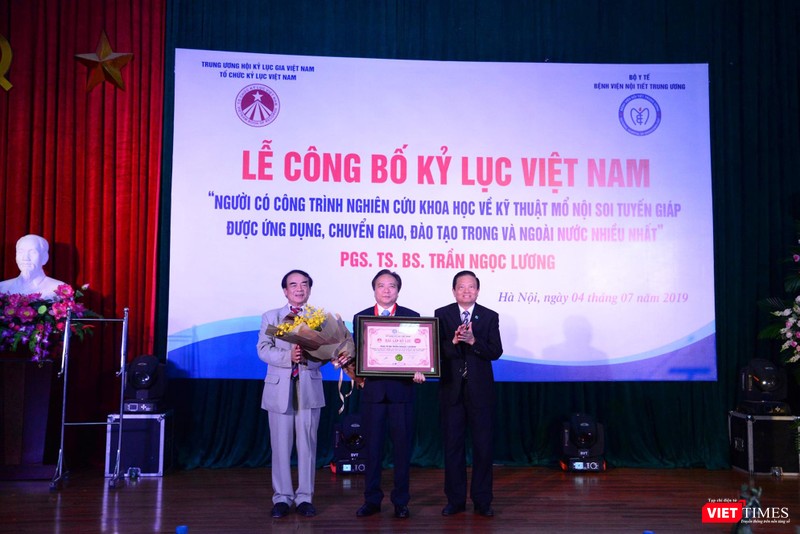 PGS.TS. Trần Ngọc Lương nhận Kỷ lục gia về đào tạo và chuyển giao kỹ thuật nội soi tuyến giáp nhiều nhất Việt Nam năm 2019 PGS.TS. Trần Ngọc Lương nhận Kỷ lục gia về đào tạo và chuyển giao kỹ thuật nội soi tuyến giáp nhiều nhất Việt Nam năm 2019