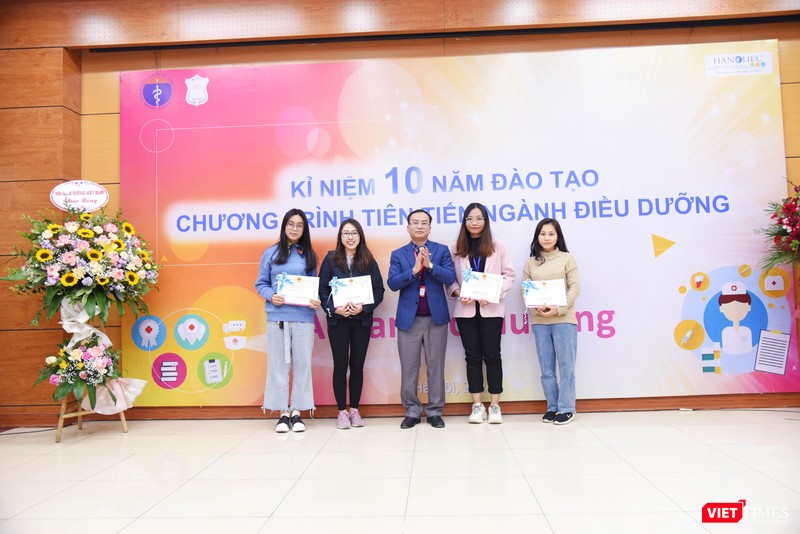 Ban Giám hiệu Trường Đại học Y Hà Nội trao thưởng cho các tập thể và cá nhân xuất sắc Ban Giám hiệu Trường Đại học Y Hà Nội trao thưởng cho các tập thể và cá nhân xuất sắc