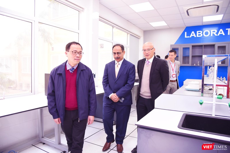 Các đại biểu tham quan phòng Lab