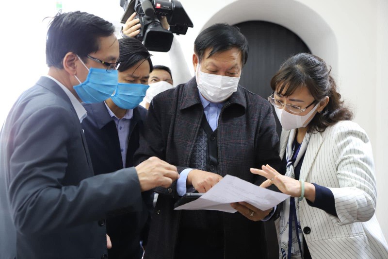 Thứ trưởng Bộ Y tế Đỗ Xuân Tuyên (người cầm giấy) trực tiếp kiểm tra công tác phòng, chống dịch ở Lào Cai