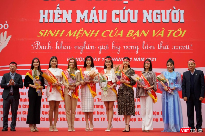 Các nghệ sĩ, người đẹp tham gia Chủ nhật Đỏ 2021