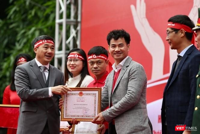 NSƯT Xuân Bắc đã được Thứ trưởng Bộ Y tế Trần Văn Thuấn tặng Bằng khen của Bộ Y tế