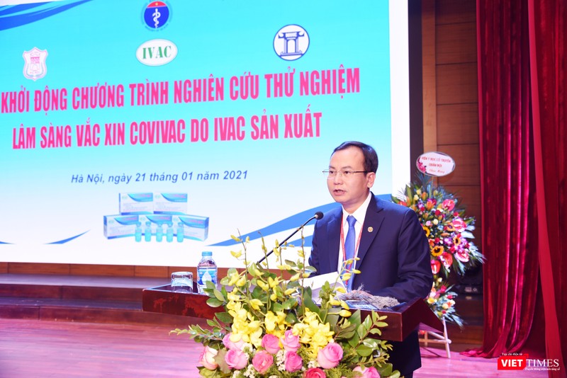 Ông Phạm Xuân Thắng - Phó Hiệu trưởng Trường Đại học Y Hà Nội báo cáo công tác chuẩn bị cơ sở vật chất cho việc thử nghiệm lâm sàng Ông Phạm Xuân Thắng - Phó Hiệu trưởng Trường Đại học Y Hà Nội báo cáo công tác chuẩn bị cơ sở vật chất cho việc thử nghiệm lâm sàng