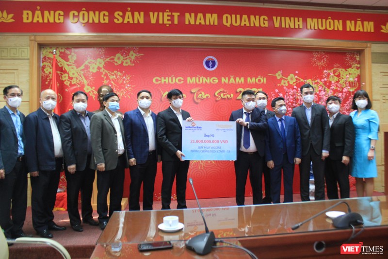 Bộ trưởng Bộ Y tế Nguyễn Thanh Long đã tiếp nhận 21 tỷ đồng do các đơn vị hỗ trợ cho ngành Y tế mua vaccine phòng chống COVID-19