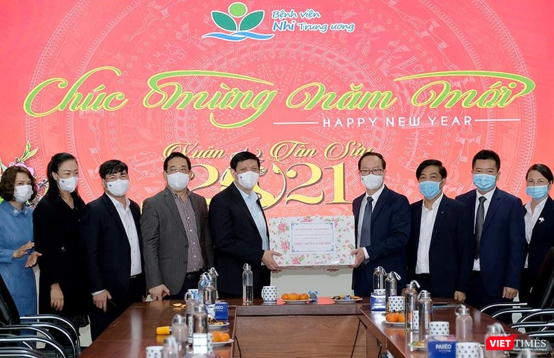 Bộ trưởng Bộ Y tế Nguyễn Thanh Long quà các thầy thuốc BV Nhi TW