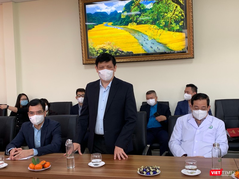 GS.TS Nguyễn Thanh Long - Uỷ viên TW Đảng, Bộ trưởng Bộ Y tế - chúc mừng các thầy thuốc của BV Việt Đức đã vượt qua mọi khó khăn để hoàn thành xuất sắc nhiệm vụ