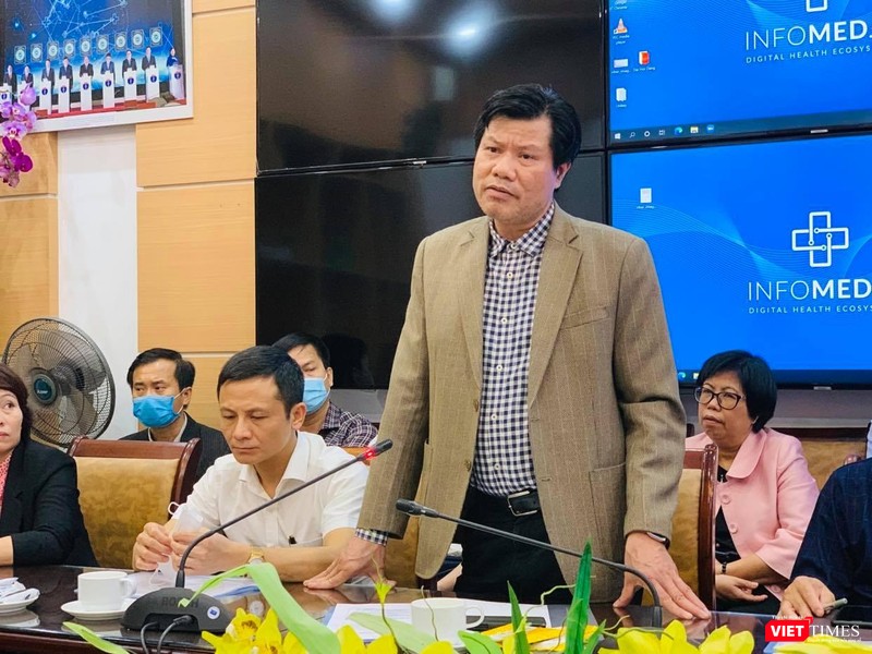 TS. Nguyễn Hữu Dũng - Phó Giám đốc Trung tâm Thận tiết niệu và Lọc máu Bệnh viện Bạch Mai - trao đổi kinh nghiệm