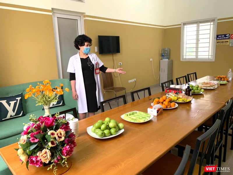 PGS.TS. Phạm Thị Vân Anh - Giám đốc trung tâm Dược lý lâm sàng, Trưởng Bộ môn Dược lý, Trường Đại học Y Hà Nội - giới thiệu phòng ăn của người tình nguyện tiêm vaccine COVIVAC, được phục vụ ăn uống, hoa quả và cả Internet trong suốt thời gian lưu lại đây