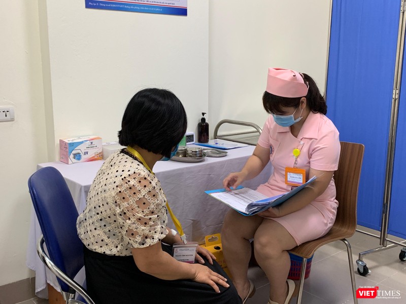 Kiểm tra kỹ hồ sơ trước khi tiêm thử nghiệm