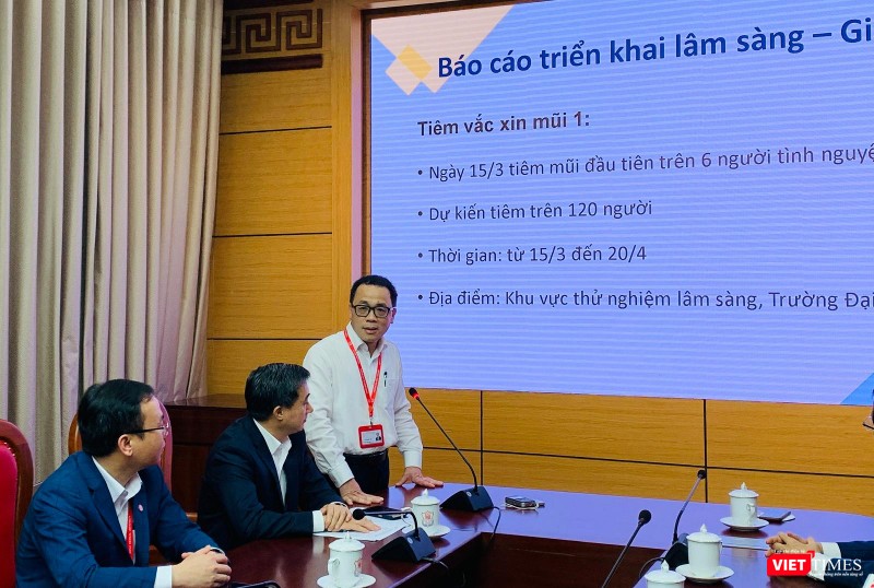 Tại lễ công bố Chương trình nghiên cứu thử nghiệm lâm sàng vaccine COVIVAC do IVAC sản xuất (diễn ra sáng nay 15/3), GS.TS. Tạ Thành Văn - Chủ tịch Hội đồng Trường Đại học Y Hà Nội thay mặt nhóm nghiên cứu báo cáo tình hình nghiên cứu và chuẩn bị tiêm thử nghiệm.