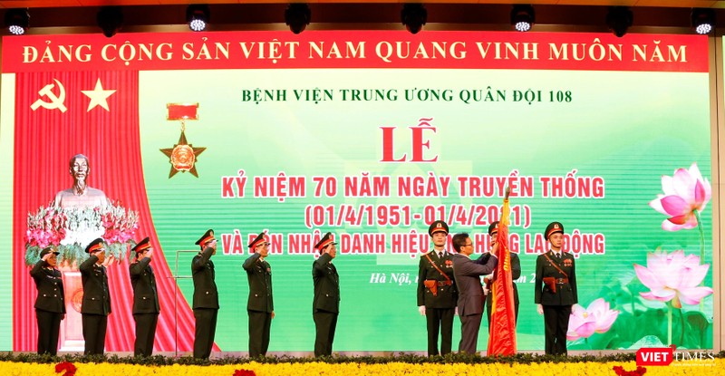 Phó Thủ tướng Chính phủ Vũ Đức Đam gắn danh hiệu Anh hùng Lao động lên lá cờ truyền thống của Bệnh viện Trung ương Quân đội 108 Phó Thủ tướng Chính phủ Vũ Đức Đam gắn danh hiệu Anh hùng Lao động lên lá cờ truyền thống của Bệnh viện Trung ương Quân đội 108