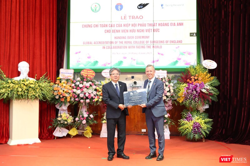 Đại sứ Vương quốc Anh tại Việt Nam trao chứng nhận BV Hữu Nghị Việt Đức là trung tâm đào tạo ngoại khoa đạt chất lượng toàn cầu.