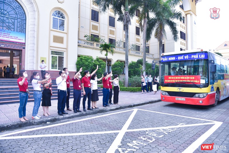 Các thầy cô lãnh đạo Trường Đại học Y Hà Nội tiễn đoàn cán bộ, sinh viên lên đường vào tâm dịch, do GS.TS. Tạ Thành Văn – Chủ tịch Hội đồng Trường Đại học Y Hà Nội - trực tiếp dẫn đầu.