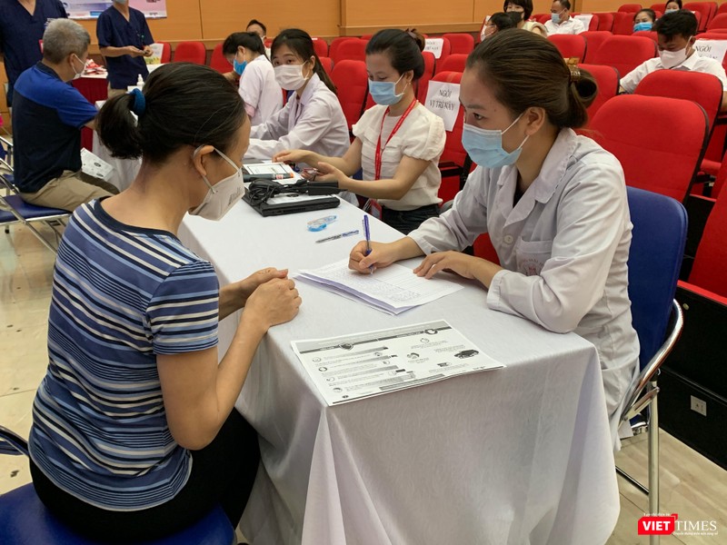 Bàn tư vấn cho người tiêm phòng Bàn tư vấn cho người tiêm phòng