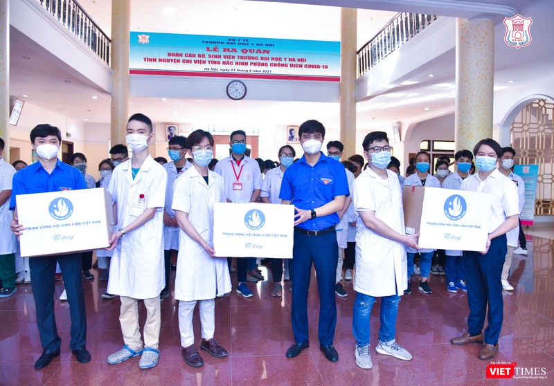 Đại diện lãnh đạo Trường Đại học Y Hà Nội và Thành đoàn Hà Nội tặng quà cho đoàn chi viện Đại diện lãnh đạo Trường Đại học Y Hà Nội và Thành đoàn Hà Nội tặng quà cho đoàn chi viện