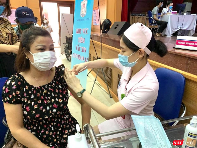 Giữa đại dịch COVID-19, các thầy thuốc vẫn luôn tận tụy phục vụ nhân dân Giữa đại dịch COVID-19, các thầy thuốc vẫn luôn tận tụy phục vụ nhân dân