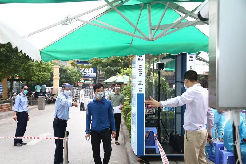 BV luôn triển khai đầy đủ các biện pháp sàng lọc, khử khuẩn, khai báo y tế cho người bệnh đi khám.