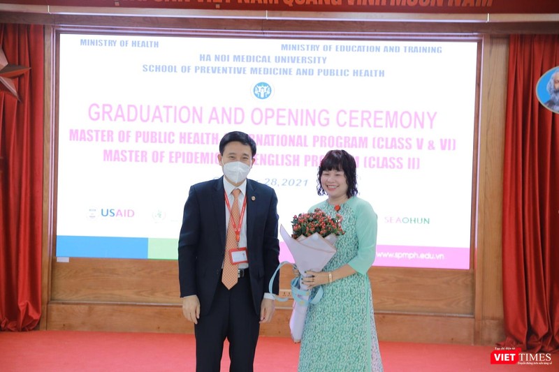 PGS.TS. Đoàn Quốc Hưng - Phó Hiệu trưởng Trường Đại học Y Hà Nội chúc mừng giảng viên của Viện Đào tạo YHDP và YTCC có nhiều cống hiến trong việc đào tạo các học viên quốc tế PGS.TS. Đoàn Quốc Hưng - Phó Hiệu trưởng Trường Đại học Y Hà Nội chúc mừng giảng viên của Viện Đào tạo YHDP và YTCC có nhiều cống hiến trong việc đào tạo các học viên quốc tế