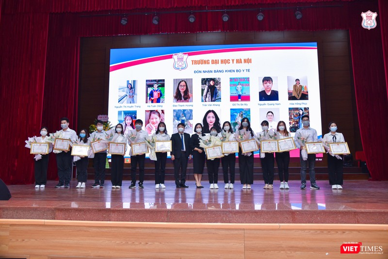 Bộ trưởng Bộ Y tế tặng Bằng khen cho các cá nhân có thành tích xuất sắc trong phòng, chống dịch