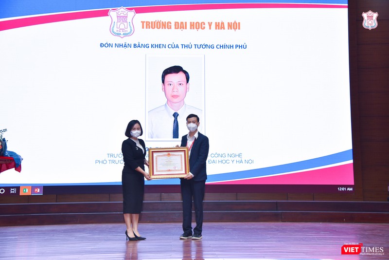 PGS. TS. Trần Huy Thịnh - Trưởng phòng Quản lý Khoa học Công nghệ - đón nhận Bằng khen của Thủ tướng Chính phủ