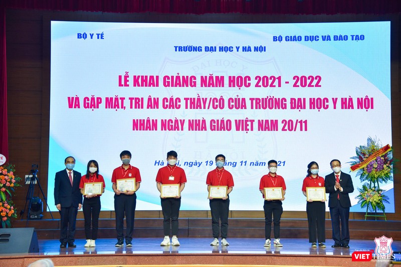 Lãnh đạo Trường Đại học Y Hà Nội tặng quà các sinh viên tiêu biểu nhân ngày khai giảng Lãnh đạo Trường Đại học Y Hà Nội tặng quà các sinh viên tiêu biểu nhân ngày khai giảng